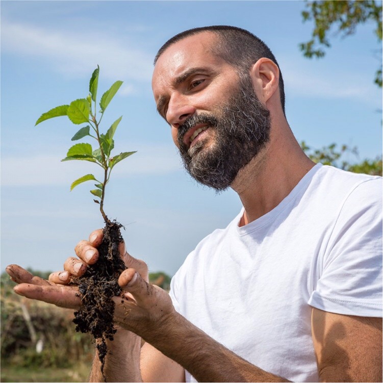 Stéphane Chatry tenant une plante